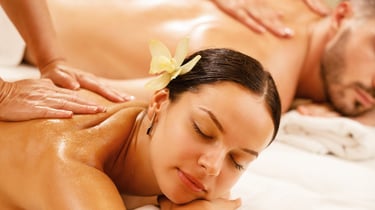 couple qui se détend sur table de massage