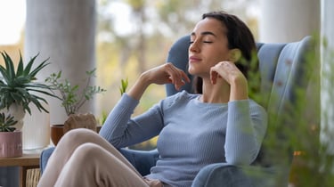 Une femme pratique l'autohypnose après s'être formé auprès de lachaume julien kiné et ostéo
