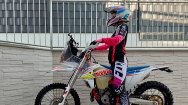 Yogalehrerin Anja auf dem Motorrad mit nach vorn gekipptem Becken als dynamische Übung, um die Mitte zu finden