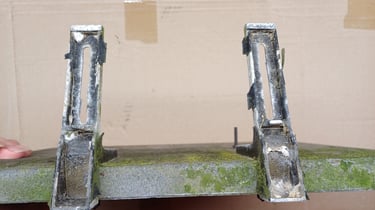 plaque funéraire abimée, mousse, saleté, peinture écaillée