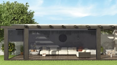 terrasse avec stores bannes modernes posés par l'artisan menuisier en Vendée