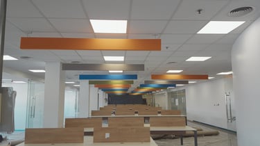 paneles suspendidos en el techo que sirven para el confort acustico