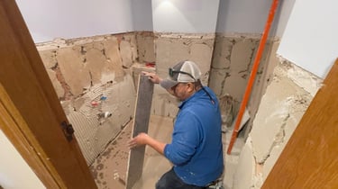 empleado realizando reforma integral