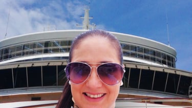 Foto da autora na proa do navio.