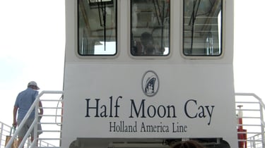 Holland America tender em Half Moon Cay voltando para o navio.