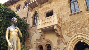 Photo of Juliet's house in the city of Verona, Italy