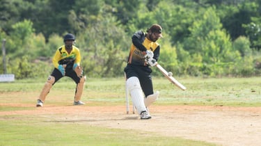 Batedor Jogando Críquete Em Um Dia Ensolarado