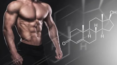 Homem musculoso exibindo abdômen definido, com fórmula química da testosterona ao lado.