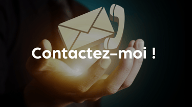 enveloppe et téléphone dans une main