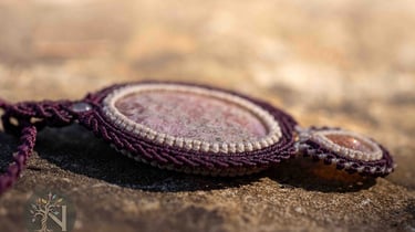 pendentif micromacramé, macramé, prune et sable, fil Linhasita, rhodochrosite, pierre de soleil, naturel, artisanat français
