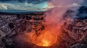 Volcan masaya, un cater con lava visible para turistas. Ademas masaya tiene mercados de artesanias