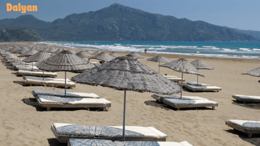 İztuzu beach with many lounge chairs and umbrellas