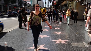 Foto da autora na calçada da fama em Los Angeles.