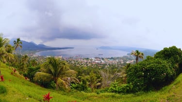 Vista do vulcão e mar em Rabaul.