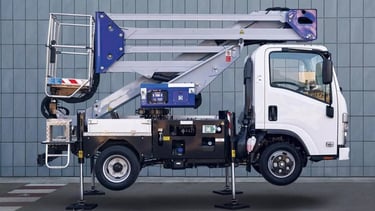 camion con cesta elevadora