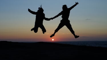 Couple heureux après une médiation CNV