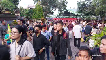 Umat memasuki paroki tuka Rabu Abu 2024