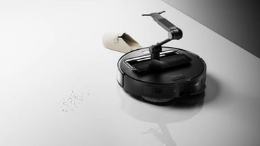 Robot domestico Saros Z70 con la función del brazo mecánico activada