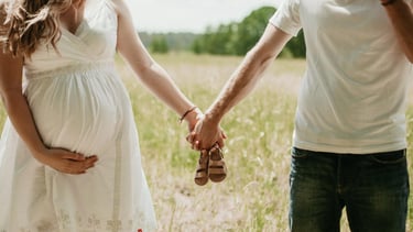 couple attendant un enfant qui participe à un atelier sommeil