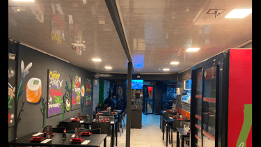 Estado original restaurante Haki Sushi Santiago antes de remodelación Atípico.