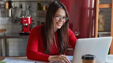 Curso de inglês online para adultos na Metropolis Idiomas — mulher estudando em casa.