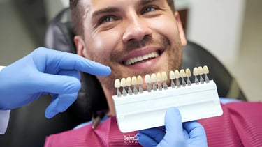 Paziente che sorride mentre si fa la prova colori per le faccette dentali