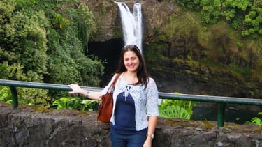 foto da autora no rainbow falls em hilo no havai