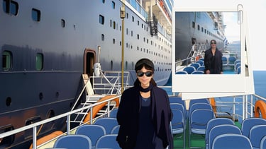 Autora em tender próximo a navio em Santorini, com o Mar Egeu ao fundo, mostrado em versão cartoon com display da foto