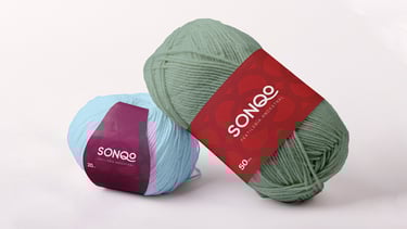 Mockup de empaque de lana de Sonqo Textilería Ancestral