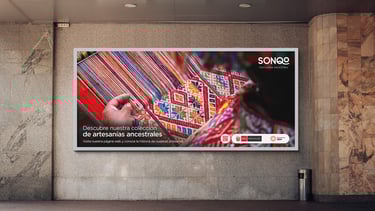 Mockup de panel publicitario promoviendo la página web de Sonqo Textilería Ancestral