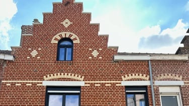 Maison en briques rouge avec fenêtres en aluminium noir