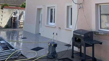 Façade rénovée et carrelage extérieur harmonieux – travaux de carrelage intérieur et extérieur