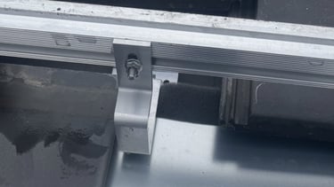 detail foto metalldachplatte schrägdach solar montage