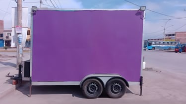 Vista posterior de carro de comida rápida antiguo de Remolca2 Foodtruck