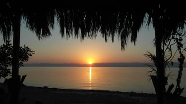 un amanecer sobre el mar rojo con vistas a la salida del sol