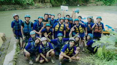 Peserta rafting menikmati makan siang bersama usai menyusuri Sungai Elo