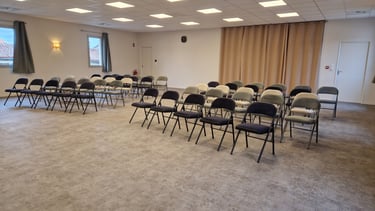 Salle 117 m² avec 50 chaises