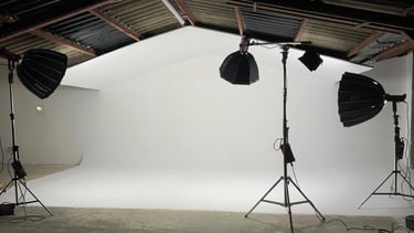 studio video / photo cyclorama fond blanc avec matériel lumière de cinéma proche de paris