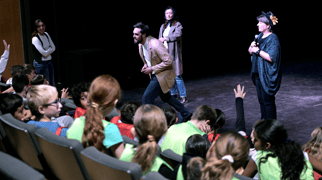 Trois comédiens sur scène face à un public d'ados forum incivilités