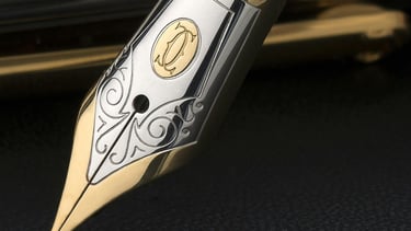 ein Füllfederhalter mit einem goldenen Rand
