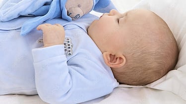 bébé qui dort car ses parents sont accompagnés par une puéricultrice spécialisée dans le sommeil