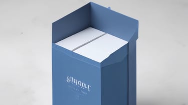 Stacked brown cardboard boxes with the text 'GRUPOSERIPAFER PACKAGING SOSTENIBLE' printed in white.