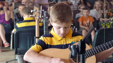 Jaunasis gitaristas koncertuoja