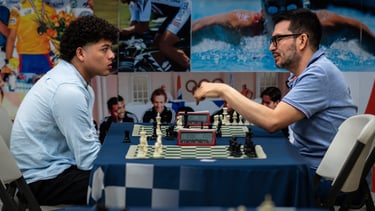 Jugadores de ajedrez analizando su partida