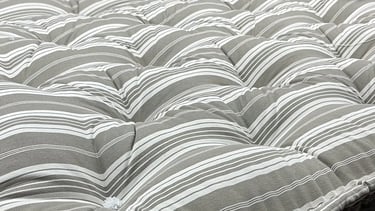 Matelas en laine capitonné de coutil rayé gris et blanc