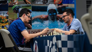 Dos ajedrecistas analizando su partida