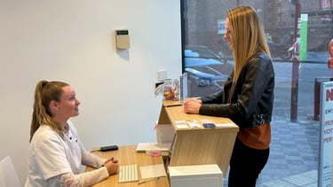 Accueil d'une cliente pour un traitement d'épilation laser