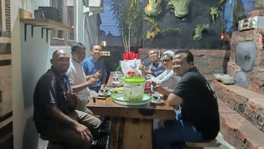 Romo Paroki beserta perwakilan umat Paroki Tuka dirumah Kepala Desa Br. Pendem, bapak Putu Arif