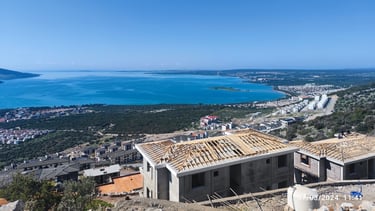 Aydın'ın Didim ilçesinde manzarasıyla öne çıkan, müstakil villaların bulunduğu inşaat projesi.