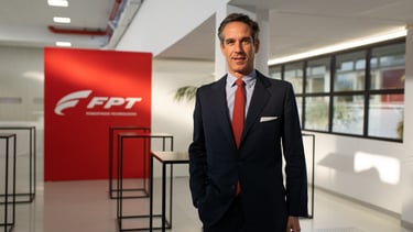 il ceo di un'azienda in una posa davanti al banner della sua azienda FPT